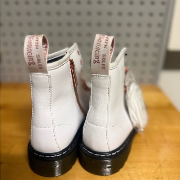 NEW Dr. Martens 1460 Girls White Smooth Leather Lace Up/Zip Ankle Boots - Picture 3 of 6